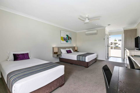 Econo Lodge Beachside - Kawana Tourism 11