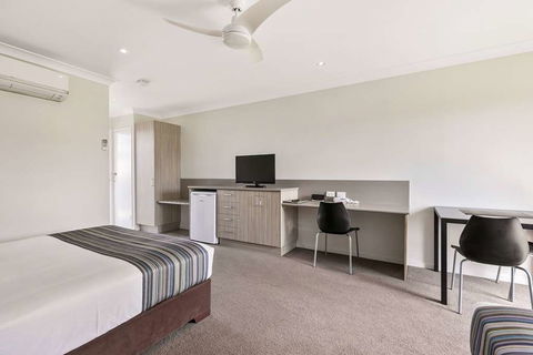 Econo Lodge Beachside - Kawana Tourism 12