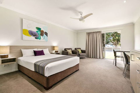 Econo Lodge Beachside - Kawana Tourism 13