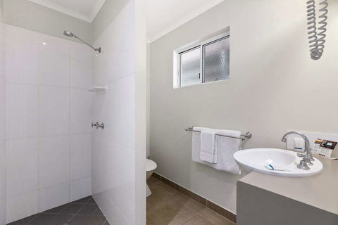 Econo Lodge Beachside - Kawana Tourism 16