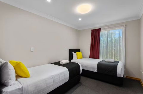 Eastgate On The Range Motel - Kawana Tourism 1