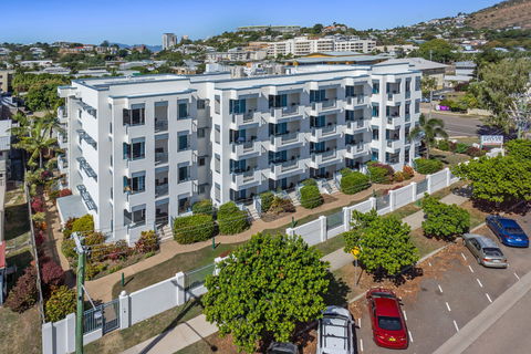 Madison Ocean Breeze - Kawana Tourism 0