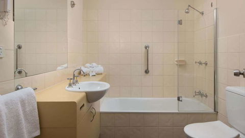 Country Club Villas - Kawana Tourism 3