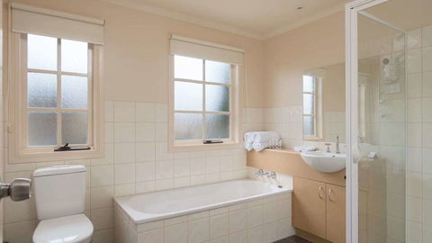 Country Club Villas - Kawana Tourism 4