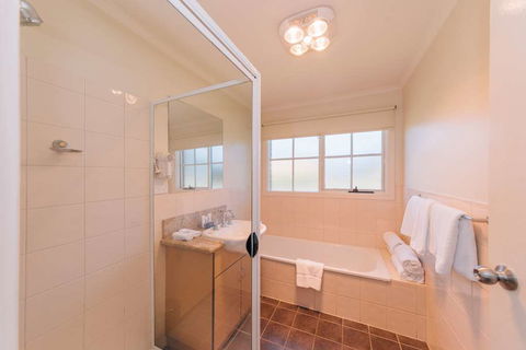 Country Club Villas - Kawana Tourism 5