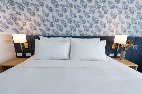 The Beachcomber Hotel & Resort - Kawana Tourism 2