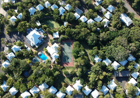 Kellys Beach Resort - Kawana Tourism 0