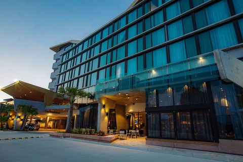 Eatons Hill Hotel - Kawana Tourism 0