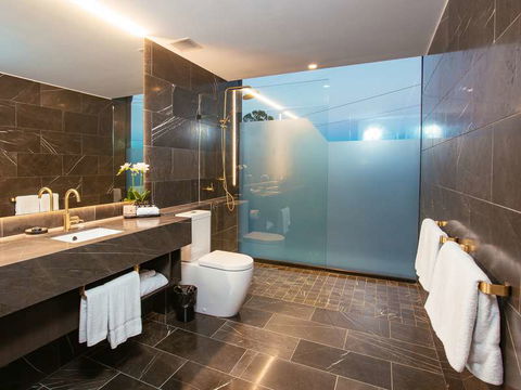 Eatons Hill Hotel - Kawana Tourism 2