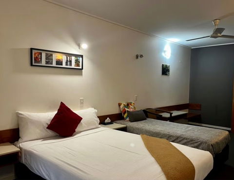 Ayr Traveller's Motel - Kawana Tourism 1