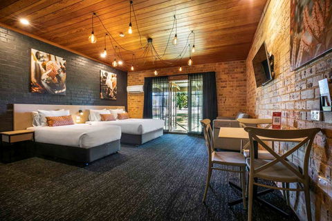 Macquarie Inn - Kawana Tourism 1