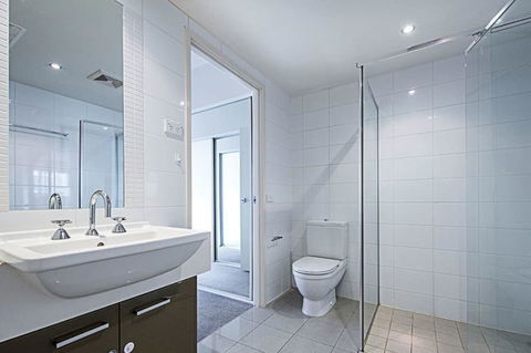 Spacious 1BR Stylish New Acton Apartment +Parking - Kawana Tourism 9