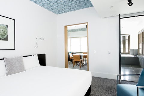 Peppers Gallery Hotel - Kawana Tourism 37
