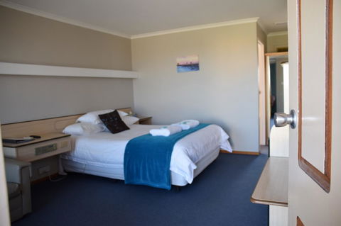 Stansbury Holiday Motel - Kawana Tourism 21