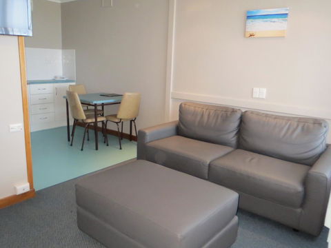 Stansbury Holiday Motel - Kawana Tourism 5
