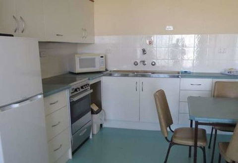 Stansbury Holiday Motel - Kawana Tourism 24