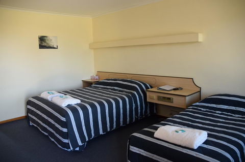 Stansbury Holiday Motel - Kawana Tourism 17