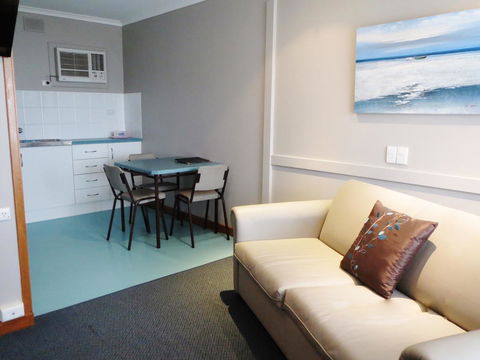 Stansbury Holiday Motel - Kawana Tourism 39