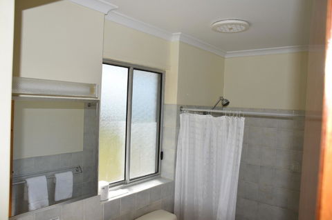 Stansbury Holiday Motel - Kawana Tourism 10
