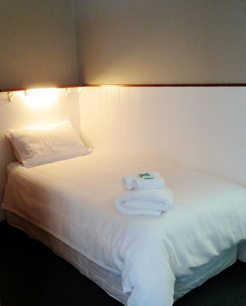 Stansbury Holiday Motel - Kawana Tourism 31