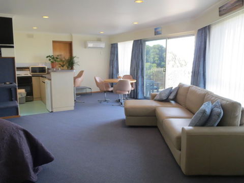 Stansbury Holiday Motel - Kawana Tourism 36