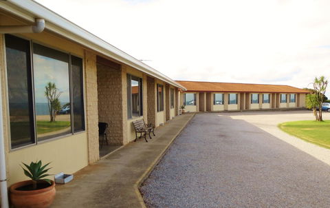 Stansbury Holiday Motel - Kawana Tourism 34