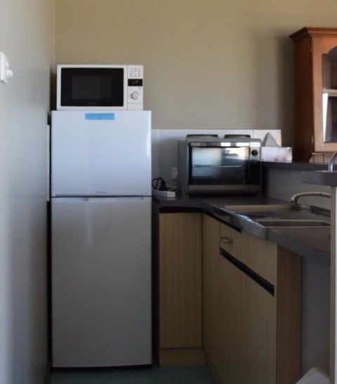 Stansbury Holiday Motel - Kawana Tourism 15