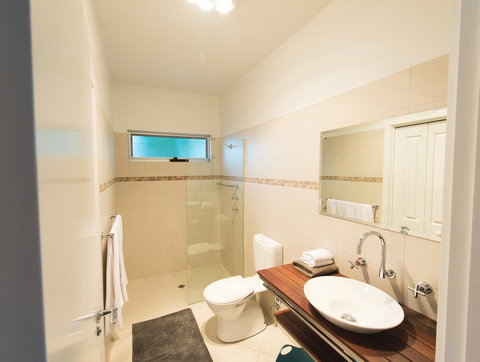 S T U D I O 22 Peaceful Retreat With Garden Views - Kawana Tourism 6