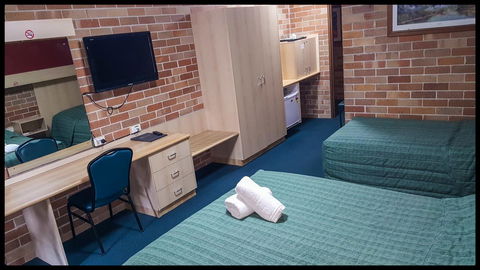 Windsor Terrace Motel - Kawana Tourism 4