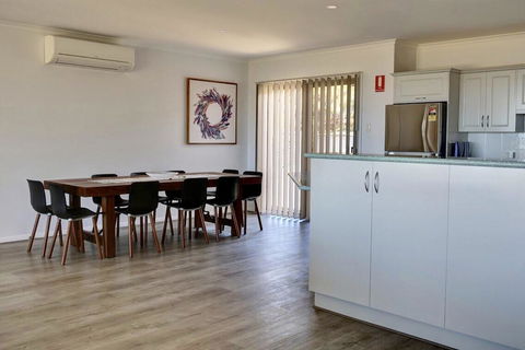 Emu Bay Holiday Homes - Kawana Tourism 17