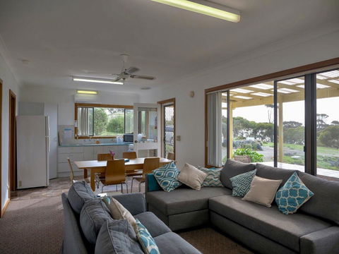 Emu Bay Holiday Homes - Kawana Tourism 7