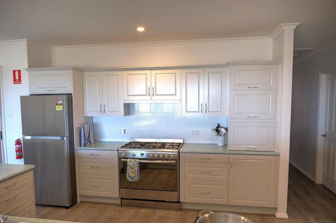 Emu Bay Holiday Homes - Kawana Tourism 22