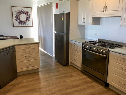 Emu Bay Holiday Homes - Kawana Tourism 29