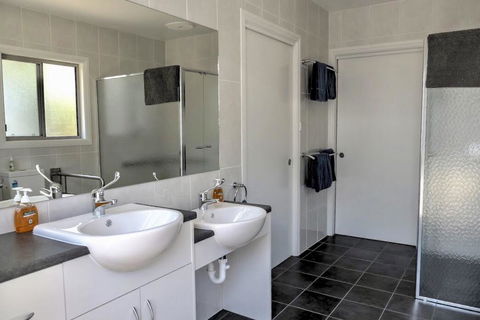 Emu Bay Holiday Homes - Kawana Tourism 14