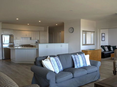 Emu Bay Holiday Homes - Kawana Tourism 15