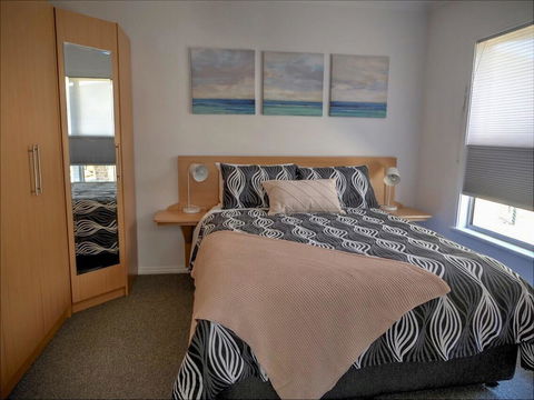 Emu Bay Holiday Homes - Kawana Tourism 16