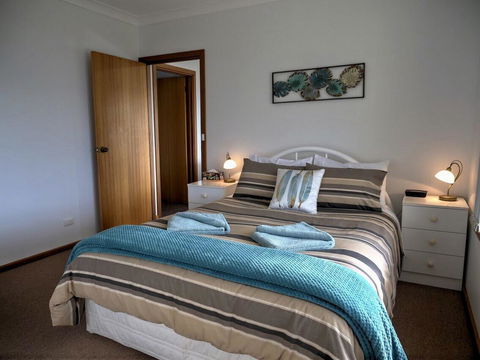 Emu Bay Holiday Homes - Kawana Tourism 11