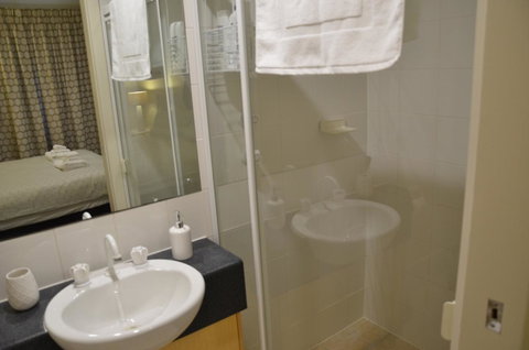 Adelaide City Apartment - 3br, 2bath & Carpark - Kawana Tourism 13