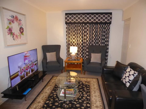 Adelaide City Apartment - 3br, 2bath & Carpark - Kawana Tourism 1
