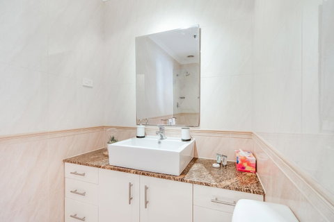 York Apartments On Grenfell - Kawana Tourism 13