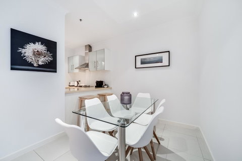 York Apartments On Grenfell - Kawana Tourism 6