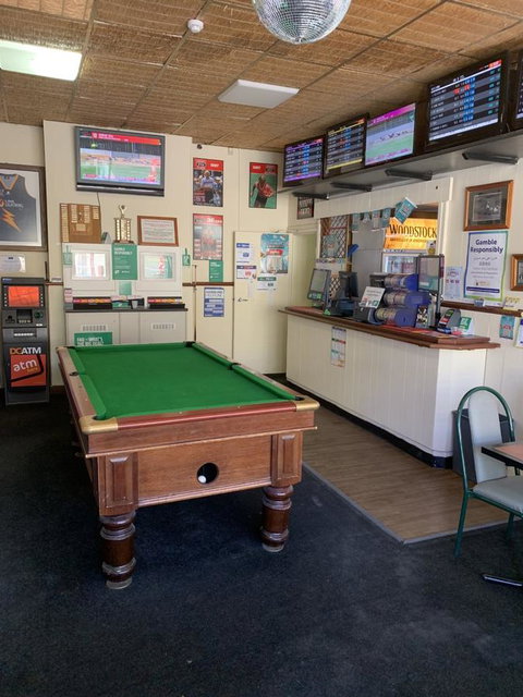 Commercial Hotel Morgan - Kawana Tourism 4