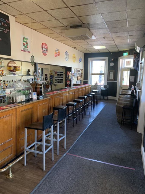 Commercial Hotel Morgan - Kawana Tourism 3