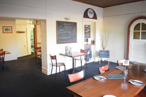 Commercial Hotel Morgan - Kawana Tourism 5