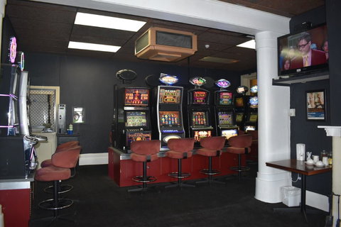 Commercial Hotel Morgan - Kawana Tourism 9