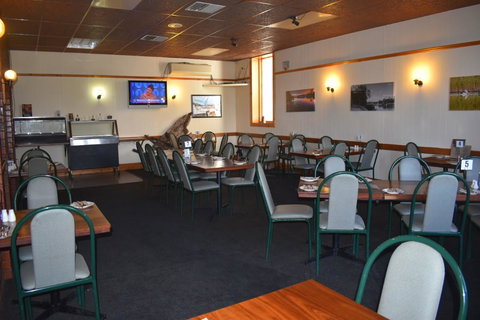 Commercial Hotel Morgan - Kawana Tourism 7