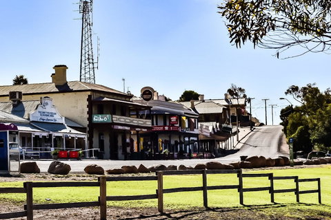 Commercial Hotel Morgan - Kawana Tourism 1