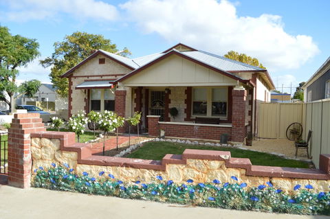 Two Cow Cottage Bed & Breakfast - Kawana Tourism 15