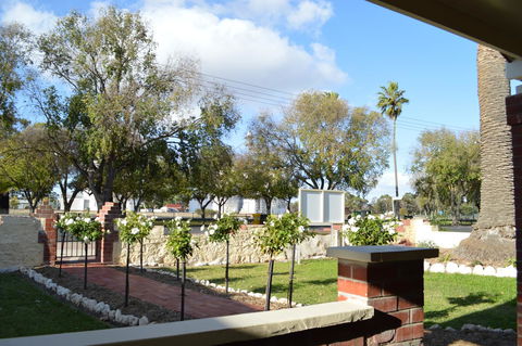 Two Cow Cottage Bed & Breakfast - Kawana Tourism 31
