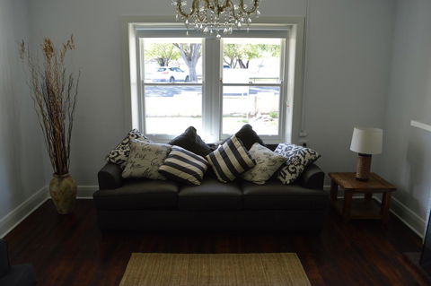 Two Cow Cottage Bed & Breakfast - Kawana Tourism 14